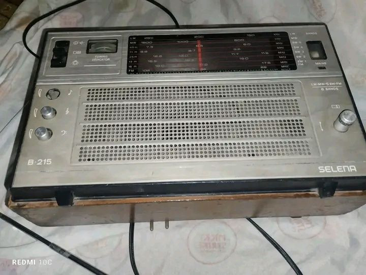 راديو سيلينا روسي الصنع 8 موجات مع fm يعمل كهرباء 🔌 وبطاريات🔋 حالة متوسطة ينقصهه بعض الإصلاح


**إذا كنت صاحب هذا الإعلان وتريد حذفه لأي سبب، رجاءا أرسل رسالة إلى الدعم الفني**