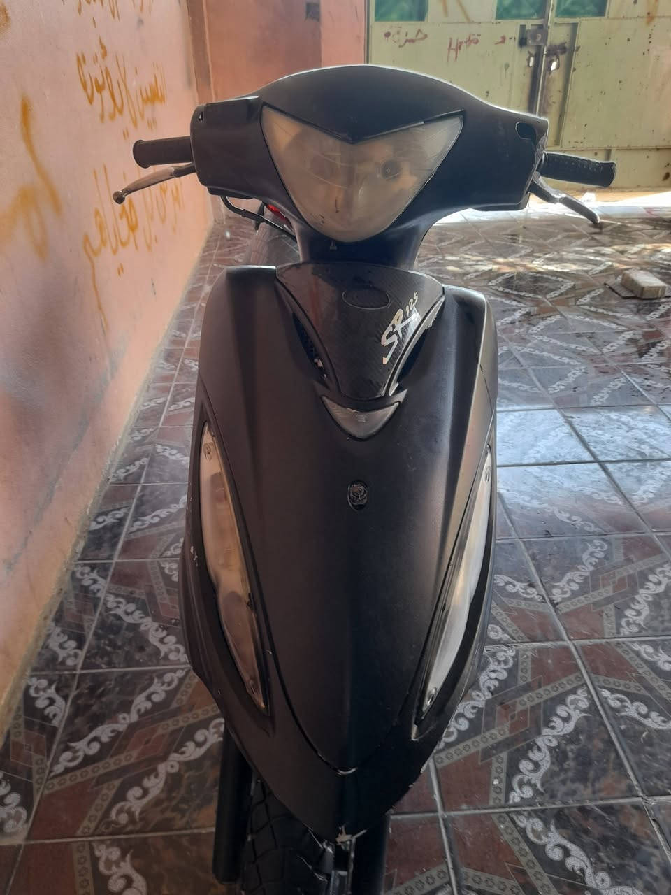 كامكو G4
كهربائيات كلها شغاله 
لايت اشاير هورن
لادخان ولاتنقيص
بس بيها صوت بالمحرك خفيف ع اغلب تفيلس
٢٥٠ وبيها مجال 

***********
