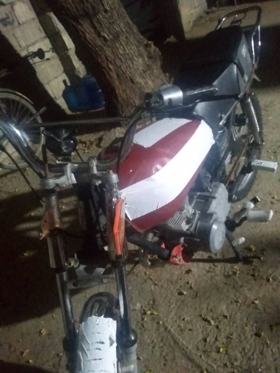 دراجه اربع كير بيها الجبنه تنضح وبيها دخانه بيضه خفيفه دراجه شغاله وتمشي وشلعه بيها عندك ألماشه لزم تبدلها سعرها قفل من الاخير 160الف قفل قفل تاير خلفي جديد بنزات جديده قمحي بريك جديد


**إذا كنت صاحب هذا الإعلان وتريد حذفه لأي سبب، رجاءا أرسل رسالة إلى الدعم الفني**