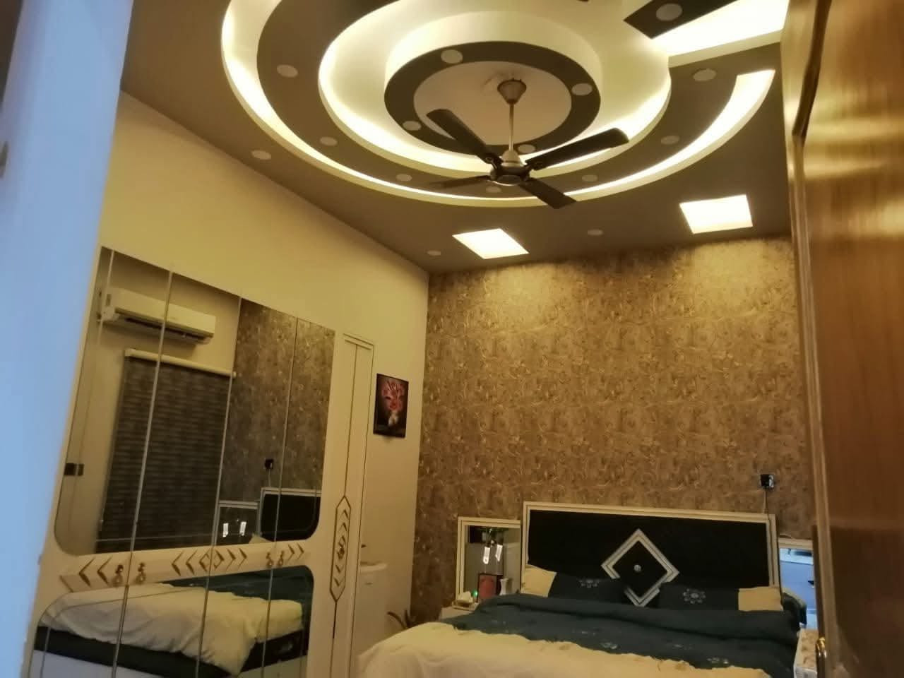 السلام عليكم بيت  للبيع في منطقه القبله حي المهندسين مقابل المخازن المساحه 150 متر طابق واحد البناء طابوق يحتوي على غرفتين وصاله واستقبال ومطبخ وصحيات الارضيه مرمر بناء درجه اولى  السعر 240 مليون وقابل للتفاوض 
للاستفار مكتب عقارات الحافظ 
للتواصل ***********
