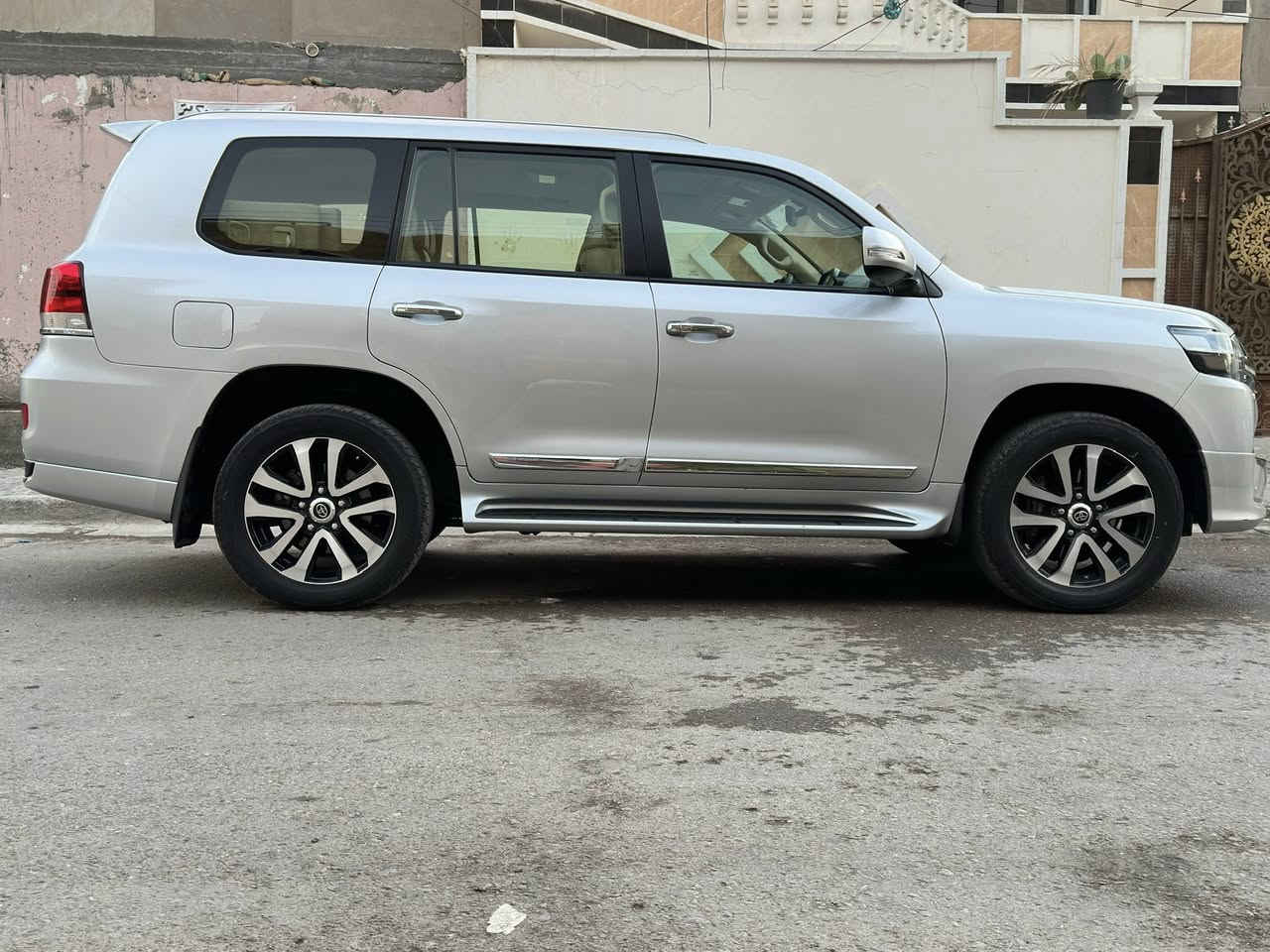 لاندكروز 2019 فطيم رقم بغداد ماشية 93 الف السعر 46000 الاستفسار ***********
