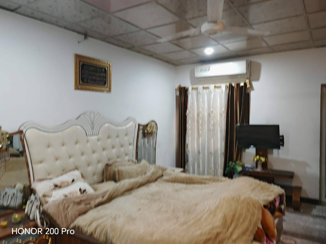 سلام عليكم يوجد بيت للايجار في منطقة حي الزهور المنصور خلف مستشفى الطفل المساحه ١٠٠م ٤ غرف يحتوي عل طرمه صغيره وصاله ومطبخ وصحيات وغرفه نوم والطابق الاول عل غرفتين نوم وصحيات والطابق الثاني غرفه نوم وصحيات وسطح للاستفسار الاتصال على الرقم *********** او *********** مكتب اليقين للعقارات بغداد المنصور
