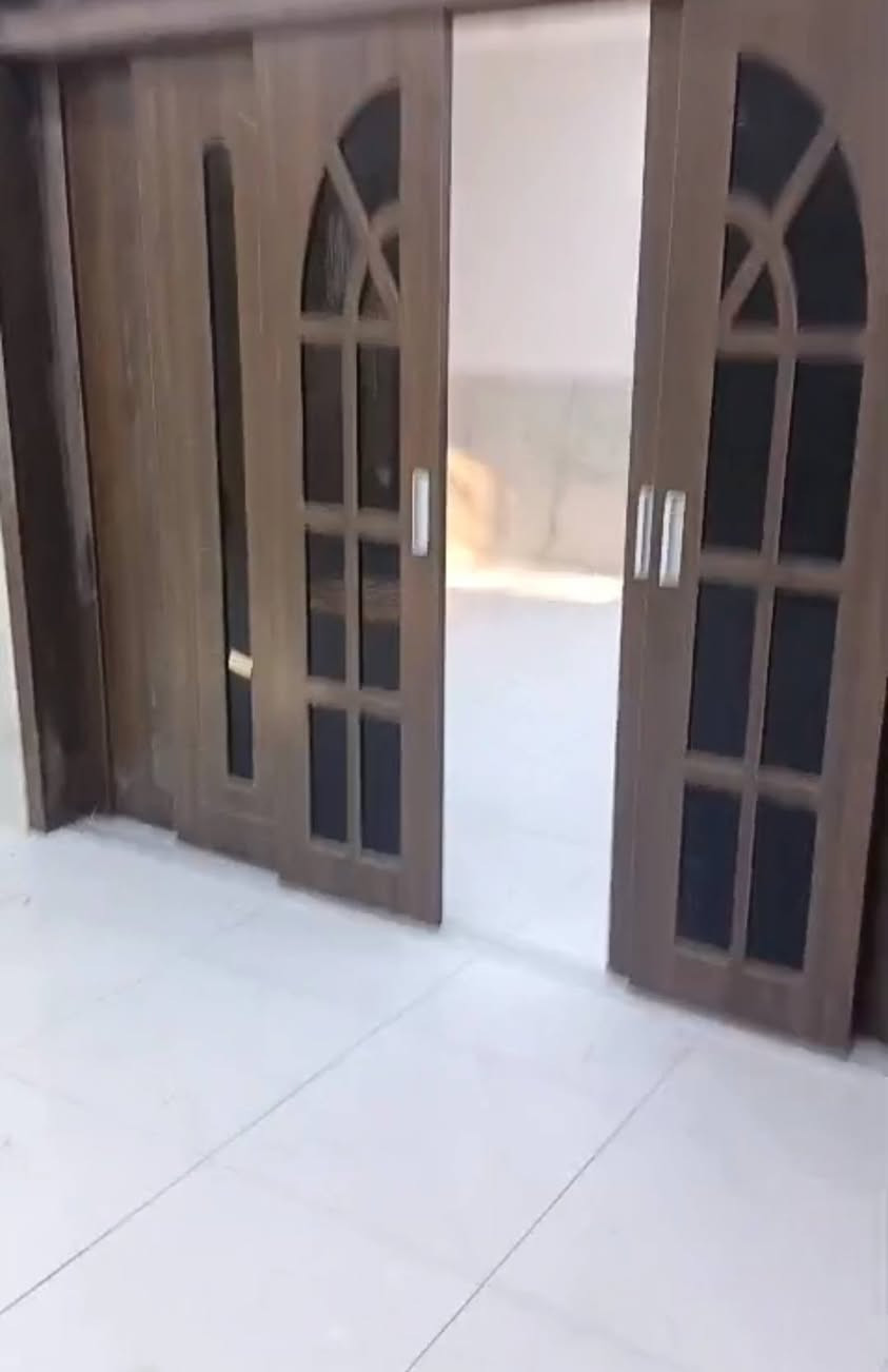 شقه 200 م
للايجار تصلح لسكن عائلتين مقسم على شكل شقتين بناء حديث طابق ثاني 
عنوان تاجيات قرب المرور 
مراسله صاحب الشقه او الاتصال 
***********
