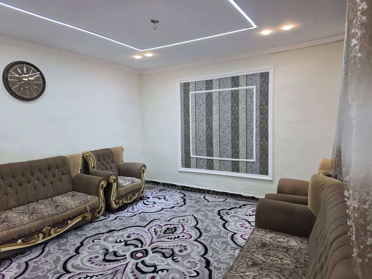 السلام عليكم
للبيع بيت مساحة ١٨٥ م 
الموقع حي الحكيم شارع علاء غريب يبعد عن الشارع العام اقل ال ٥٠ متر اول شارع على الجهة اليسرى 
البناء بلوك السقف صب مسلح و الغرفتين عكادة الأرضية سيراميك 
يتكون البيت من غرفتين نوم وصالة جبيرة وصالة صغيرة واستقبال ومطبخ وصحيات داخلية وخارجية 
مربوط على مجاري رئيسية السعر 45 وبي مجال
للاستفسار الاتصال على الرقم ***********
