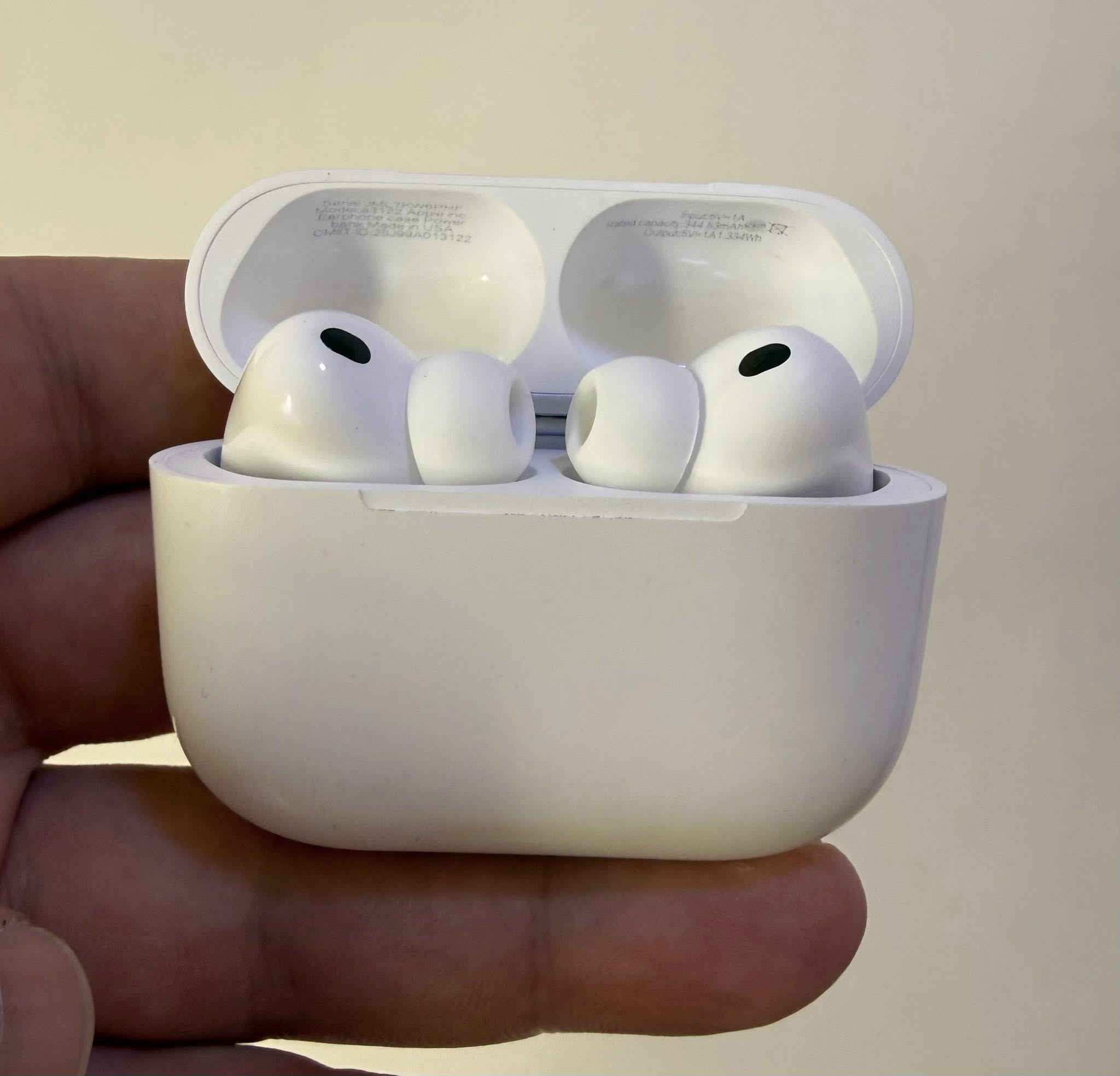 شباب Air pods pro 3 (الجيل سابع )
باله أمريكيه ( اصلية ) مستعمل بس نظافتها 95% 
ممفتوح ولا مصلح بلادي ، #صوت_قوي #عزل رهيب #تدعم خاصية #ترجمة #قياس #نبضات #القلب . وياه حافظة مع كيبل كتان قطني الأصلي هدية ، بيع مستعجل بدون ربح بسبب وصول حاويه جديدة السعر 30 الف 
واتس اب ***********
