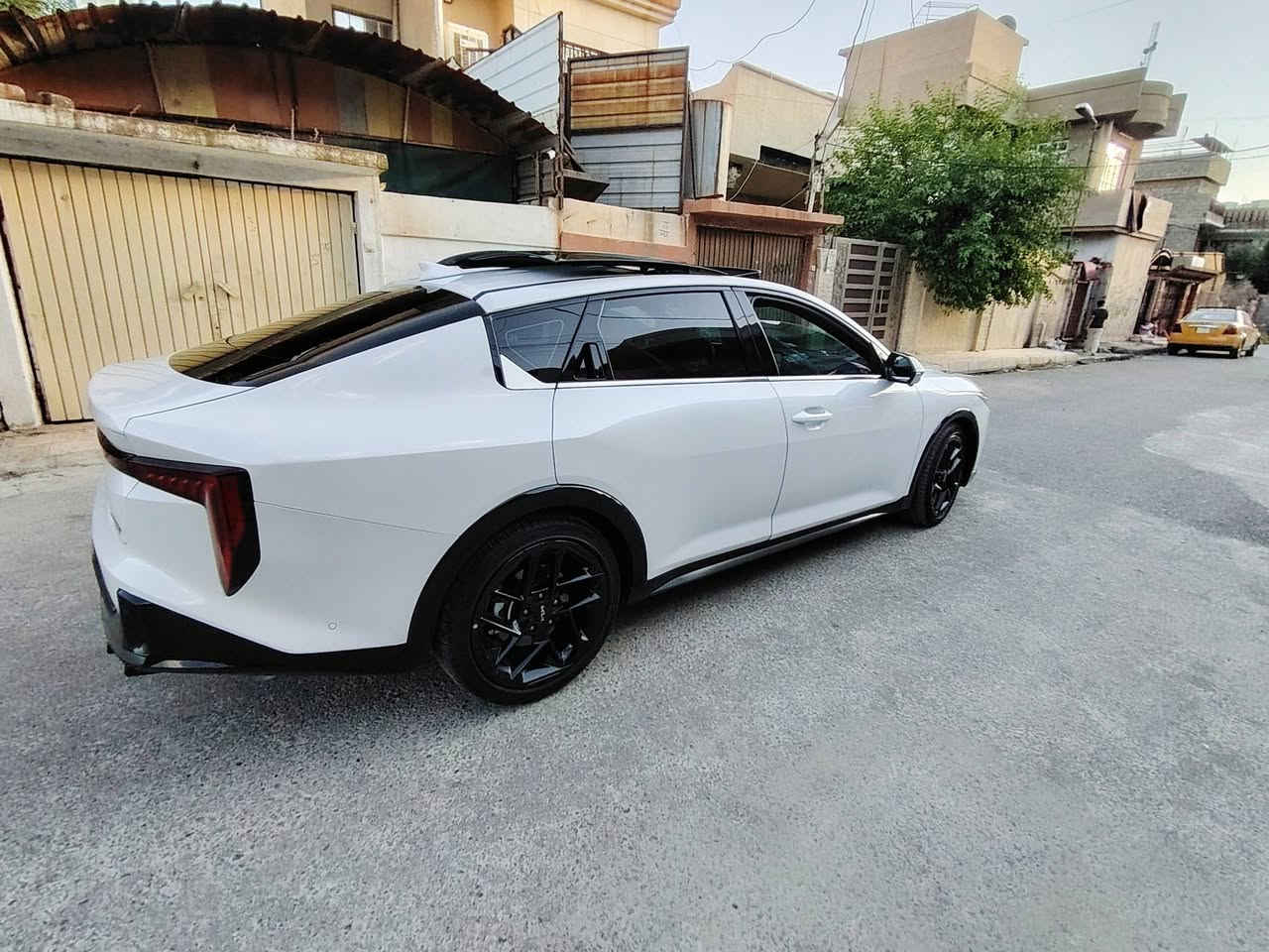 كيا K4 كي فور جي تي لاين 2025 فئة 1/1 Gt line
المحرك :1600 توربو
السيارة كلين بدون صبغ بدون دواخل وبدون ايرباك بيها بخصه  بصندوق وبعد مامصلحة. موضح بالصور
العداد 3000 ميل زيرو السيارة بعدها بوضع الشركة
المواصفات. أعلى فئة بل k4 
بصمة 
بانوراما
5 كامرات 
حساسات امامي وخلفي
كشن كهربائي حار وبارد
كشن خزن 
رادار امامي وخلفي 
انارة داخلية متعددة الالوان
شاحن وايرليس 
هندبريك بصمة. اوتو هولد
تبريد قطعتين.تبريد شاشة متصلة 
شفتات بالستيرن. 
مري قلاب 
نظام ترحيب. وصندوق ذكي.
دخول جديد
بدون رقم تترقم شمالي 
مكان السيارة موصل للإستفسار اتصال بالرقم ***********
