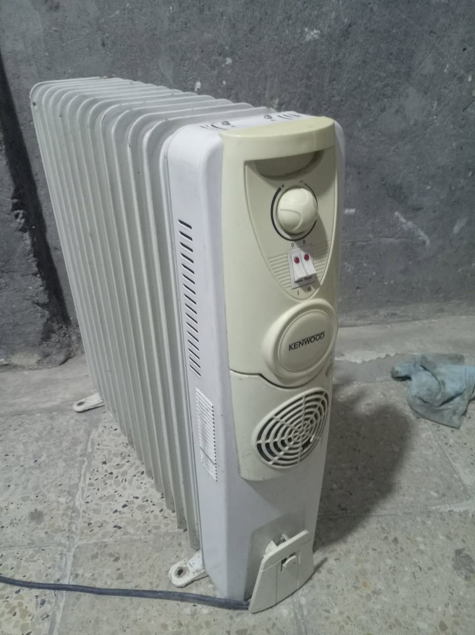 صوبة زيتية نوع كينوود شغالة وجاهزة بدون فان ١٢ ريشة حجم كبير ب٣٠
كربلاء حي العسكري العابد صيدلية الرونق ***********
