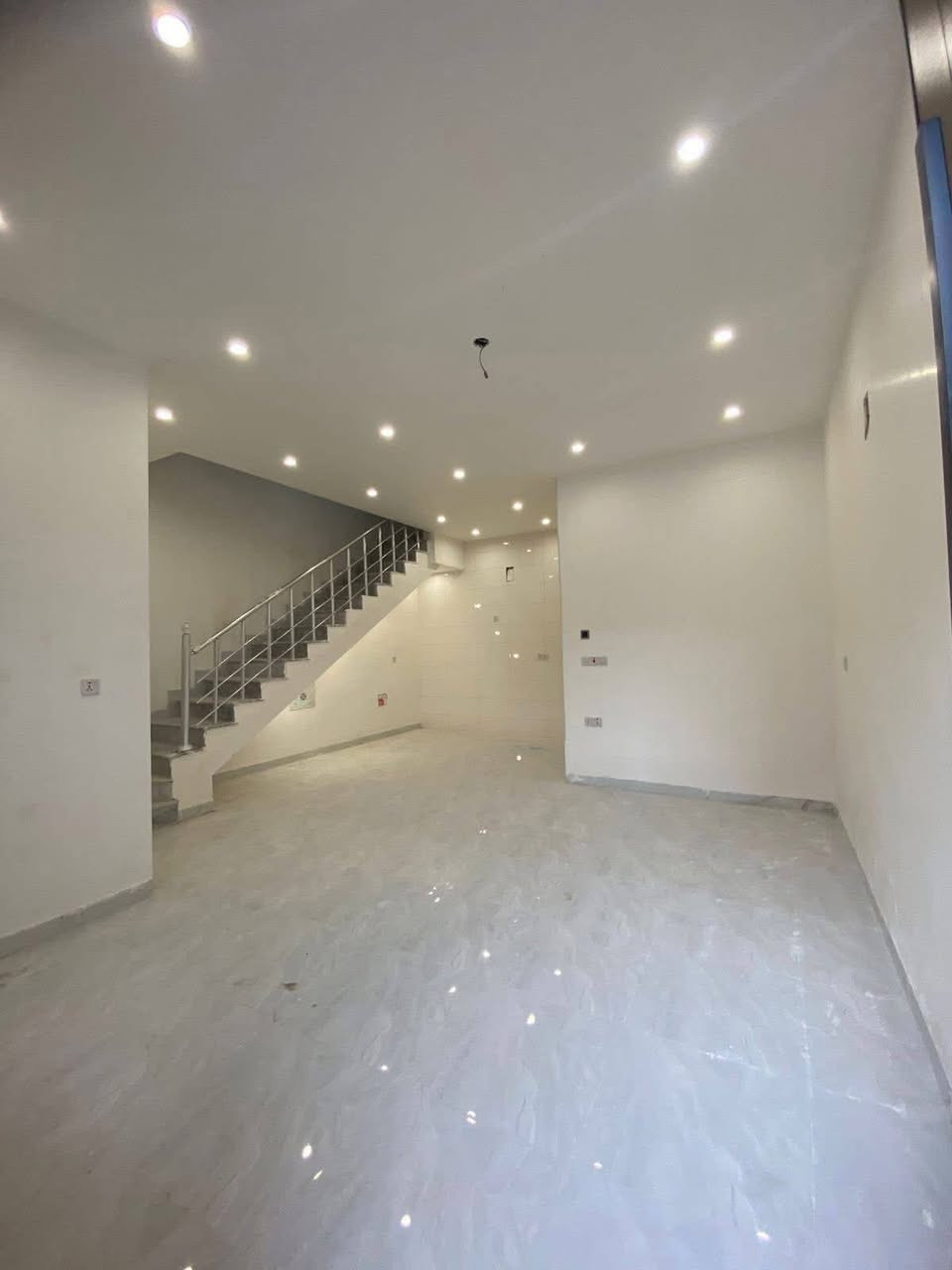 #للايجار_في_السيدية
بيت 80متر زيرو ٢٠٢٦ غير مسكون سابقا
بناء راقي درجة اولى يتكون من :
٣ غرف وصالة + مطبخ وخدمات صحيه عدد 3
📞للاستفسار التواصل عالرقم ***********
مكتب المصطفى للوساطة العقارية-مقابل لحوم جويلي
