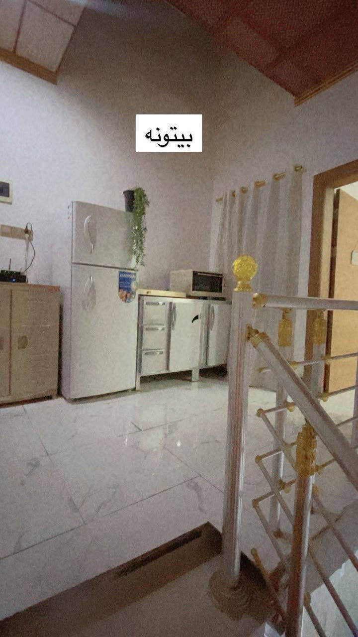 السلام عليكم بيت حي النداء ١٠٠ طابقين طابق الاول درجه أولى  طابق الثاني عكاده العنوان شريط موظفين ع شارع بيتي قرب مجمع الاميرات ع ساحه السعر ١٠٥ 
رقم ***********
