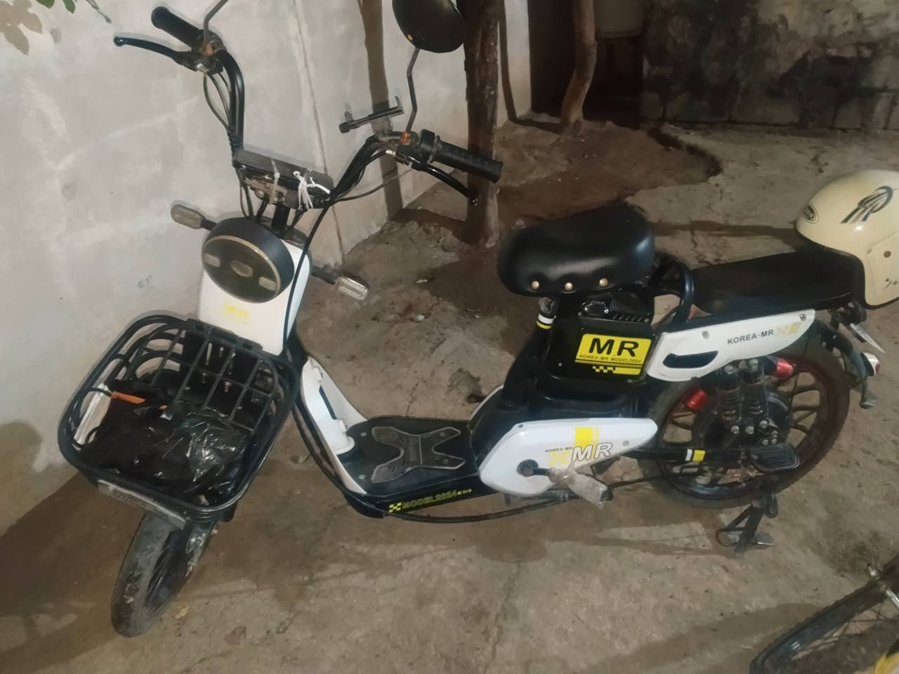 بس يعوز بطاريات فقط للبيع 
***********
سعره مناسب كلش بيه واتساب متواجد فقط
