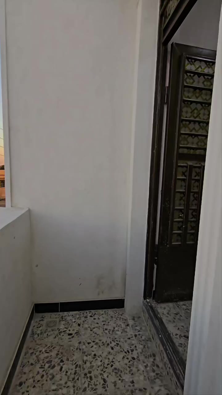 شقة للإيجار ١٠٠م بناء حديث ٢٠٢٦ قبل ايام طلع منها الكادر  سبع البور قرب شارع ٦٠ على ساحة ومجهزة من كل النواحي ومستقلة عن الطابق الارضي بكل شيء الايجار الشهري ٢٠٠ الف دينار
للإستفسار مراجعة مكتب الكوخ 
***********
