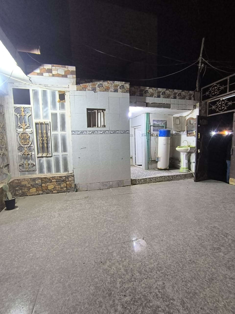 للبيع بيت بحي الشعب  /مساحه 200 م/ قريب عل سوك/  محجوز مبادره/ بي غرفتين وصاله ومطبخ  وديوانيه وصحيات الاستفسار *********** بي واتساب/
