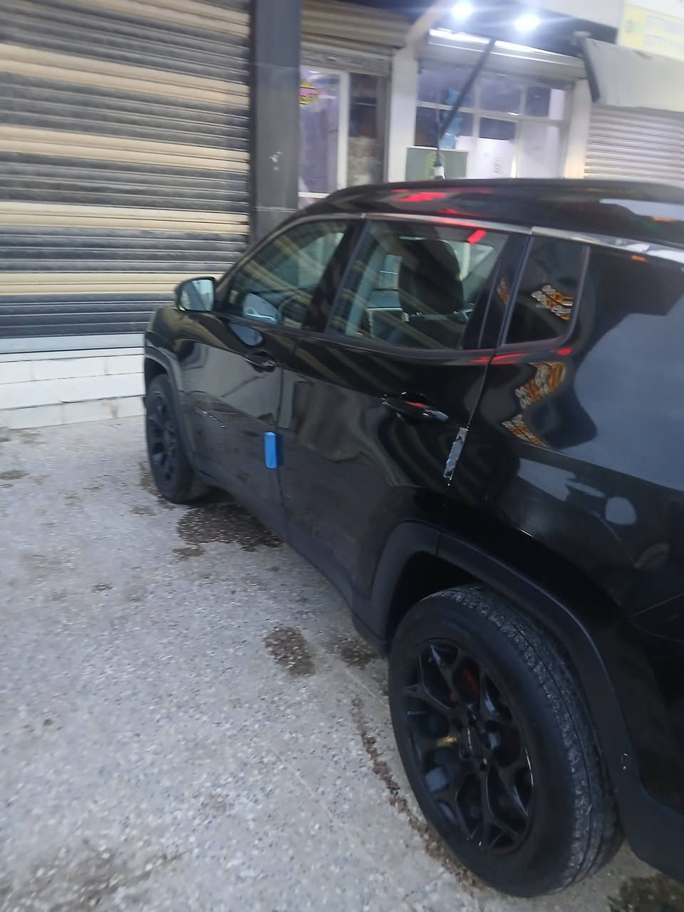 السلام عليكم سياره للبيع جيب كومباس محرك ٤ ستندر وارد أمريكي موديل ١٧ تبديل بونيد ودعاميه فقط السعر على الخاص رقم الهاتف ***********
