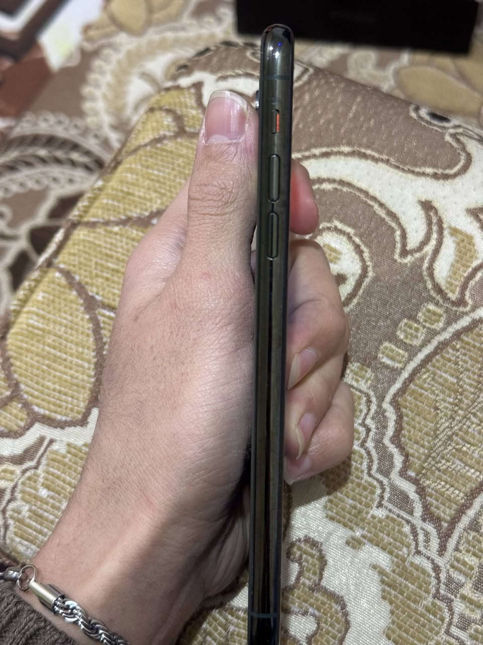 السلام عليكم اخوان ايفون 11برو ماكس شرق اوسط مكفول كفاله عامه لا مفتوح ولا مصلح ولا مبدل بي اي قطعه ذاكره 256 بطاريه 73%ويا كارتون الاصلي مالته ويا كيبل ويا كفر الجهاز نضيف كلش سعره 400بي مجال بسيط مكاني بصره صبخة العرب رقم ***********
