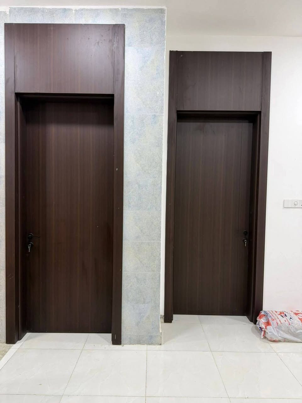 🏠 / دار للبيع المساحة 200  م طابو صرف 

             واجهه 10م / نزال 20  م

🧱 بناء حديث درجة اولى مودرن ( بأشراف مهندسين )

           ( علماً ان الدار مطلوب 60 لصندوق الاسكان ) 

الطابق الاول / مطبخ حار بارد. أستقبال  . هول .غرفتين نوم . مجمع  صحيات  . كراج كبير . 

الطابق الثاني / اربع غرف نوم نظام سويت . هول . مجمع صحيات 

🌏 الموقع / حلة / شارع الكابينات خلف عيادة ماربل لطب الاسنان 
            ( 30 م يبعد عن شارع 80)
               (  يقع أمام ساحة) 
⭕ نستقبل جميع عروضكم السكنية والتجارية والزراعية 
#لمعرفة_السعر  مراسلة الصفحة وسيتم الرد عليكم بأقرب وقت. 
  
***********    
***********
