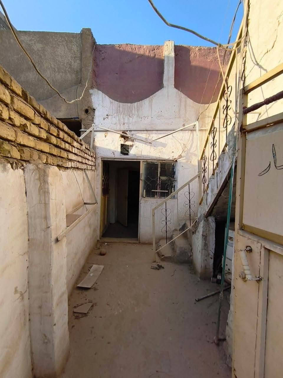 مكتب الحسام للعقار.
البيت للبيع في طويريج المساحة 60 متر. البيت غير مسكون وموضح بل صور يوجد في البيت مساحه وصاله وغرفه واحده معه حمام وصحيات البيت سند طابو صرف قابل للسكن يحتاج تنضيف فقد لان البيت غير مسكون موقع الدار حلو مقابيل مرقد ابو هاشم وقريب على الشارع العام باكثر من فرع للاستفسار اتصل *********** السعر 35 مليون
