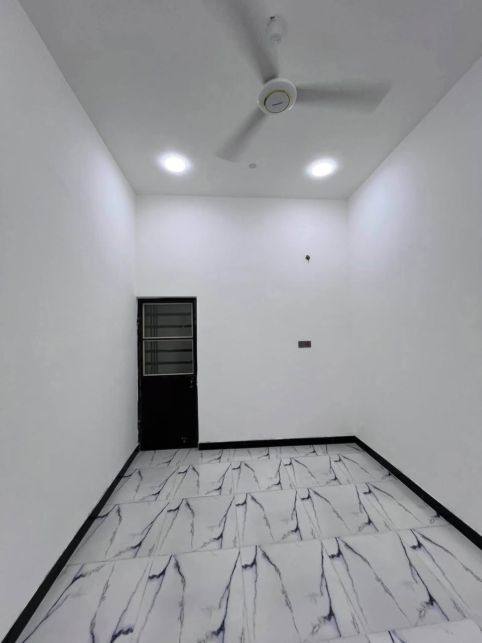 بيت #ثلاث غرف #وبسعر_75

هذا البيت #للبيع 🏠

المساحة :: 170م 

ملك صرف زراعي عراقي نموذج 25

#يحتوي :: كراج واسع . استقبال . صحيات خارجية

مطبخ . صالة . #ثلاث غرف منام . صحيات داخلية

منور . درج . إضافة إلى سطح خارجي .

———

البصرة - ابي الخصيب - ابو كوصرة 
قرب السايدين الخارجي بمسافة 600م

———

#السعر_المطلوب :: 75 مليون قابل للتفاوض 

شارع 8م وقريب من شارع ابوكوصرة الرئيسي

#الخدمات :: مدارس 5 دقائق مشي ماء كهرباء 

سناتر منطقة سكنية ومرتبة .

———

#للأستفسار ::*********** صادق البصرة, العراق
