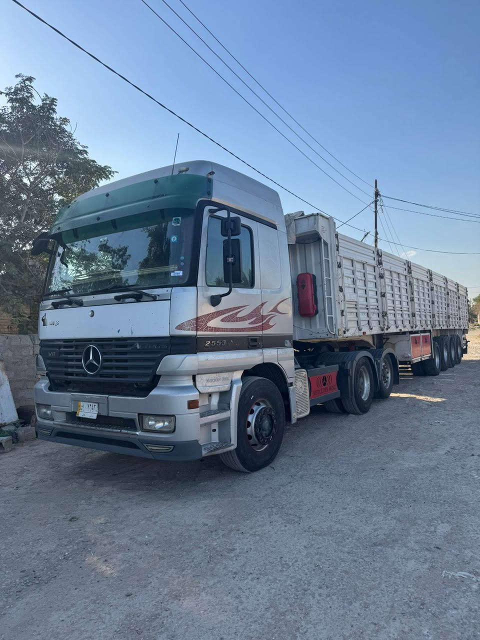 السياره للبيع الموديل 2002  مكينه 8/ ***********
