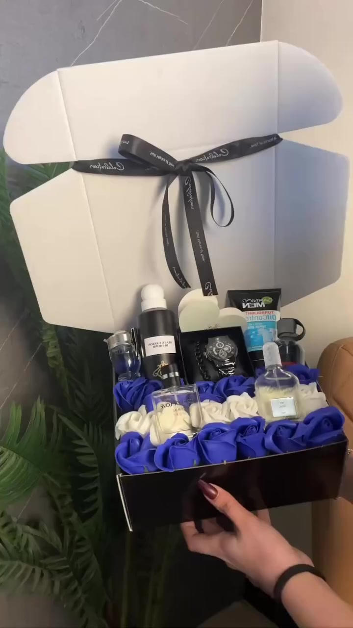 بوكس صنع بكل حب.. لروحٍ تجعل لكل يوم معنى. كل عام وأنت حبيبي. 🌹⌚️"

التفاصيل الصغيرة هي التي تصنع الذكريات الكبيرة.. هدية بلمسة من الفخامة لمن يملأ حياتي بالجمال. عيد حب سعيد 
لأغلى الناس. 🎁💙"
أنتَ العطر الذي يفُوح في أيامي، وأنتَ الوقت الذي لا أريد أن ينتهي. عيد حب سعيد يا أغلى هدايا القدر. 🎁👑"

لأنك الحب الذي لا يتكرر، ولأنك تستحق أجمل التفاصيل.. اخترتُ لك من بين كل الهدايا ما يليق بمكانتك في قلبي. كل عام وأنت نبضي وسعادتي. ❤️✨"
مع كارت حسب العبارة لتردوها 😍


**إذا كنت صاحب هذا الإعلان وتريد حذفه لأي سبب، رجاءا أرسل رسالة إلى الدعم الفني**