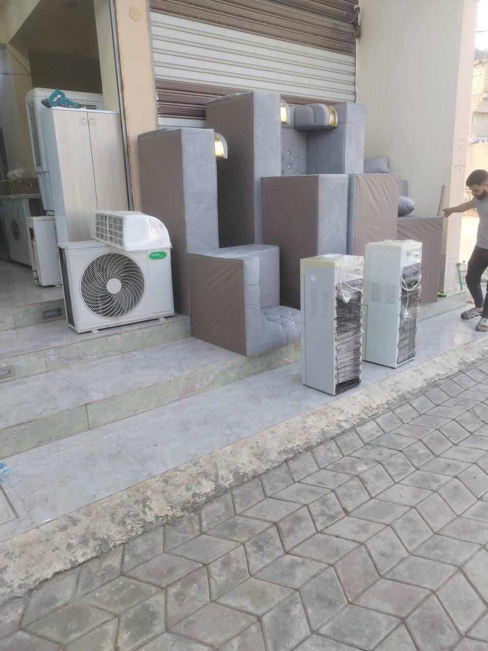 اللهم صل على محمد وال محمد بفضل الله وام البنين تم وصول حاويَة أثاث مستخدم وجديد العنوان واسط نعمانيه شارع جعفر الطيار مقابل معرض أبو نور للسيراميك اي استفسار مراسلة الصفحة او الاتصال على الرقم *********** /***********
