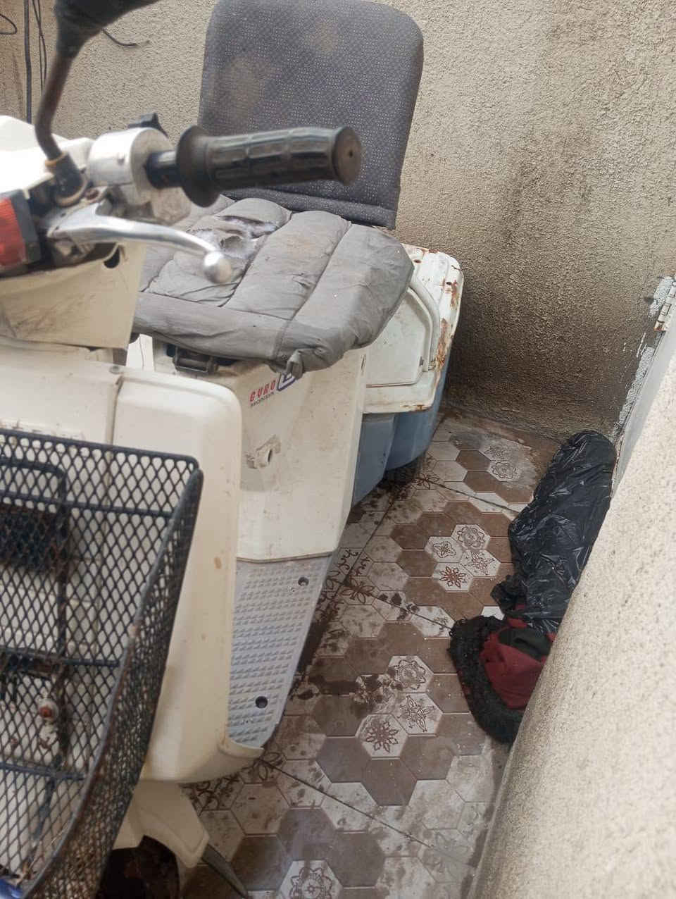 السلام عليكم دراجه للبيع مثل ماطالعه بل صوره بانزين المحرك نضيف  نقص سلف سعر 400 الف ابيع او اراوس الهاتف ***********
