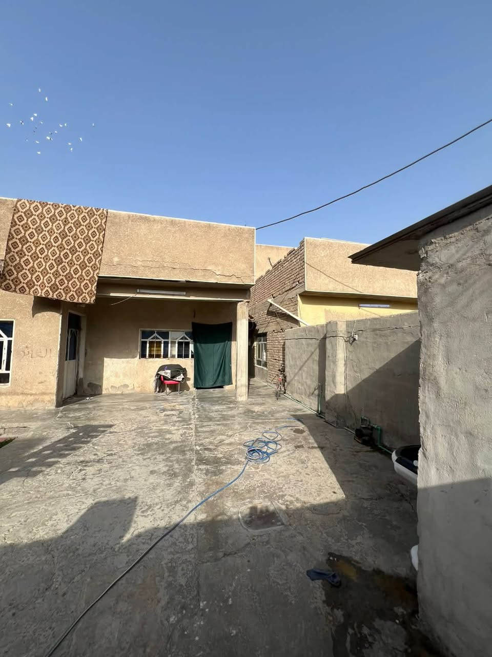 السلام عليكم دار للبيع المساحه 250 م. تفليش او تقطيع حسب الطلب. علماً ان الدار صالح للسكن لمده طويله ولا يوجد به اي نقص خدمات كامله  (نبيعه الك سعر قطعه ) السعر مناسب 

‭٠٧٧٠ ٧٨٧ ٨١٧٥‬
