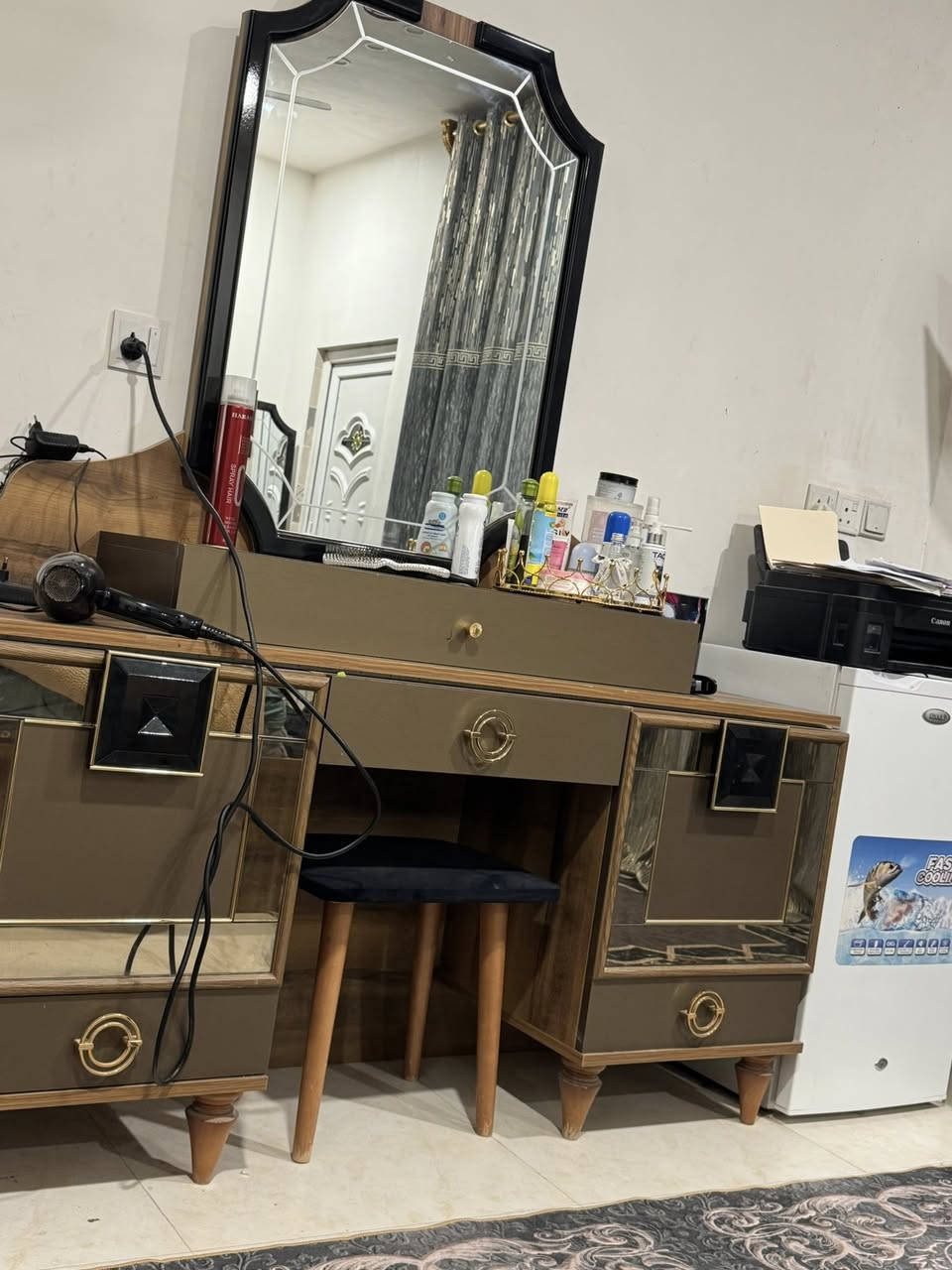 غرفة تركي درجة اولى 8 قطع نسبة الضافة 90‎%‎ نوع الخشب HDF  
السعر مليون و 250 وبيها مجال قليل 
العنوان بغداد البلديات ***********
