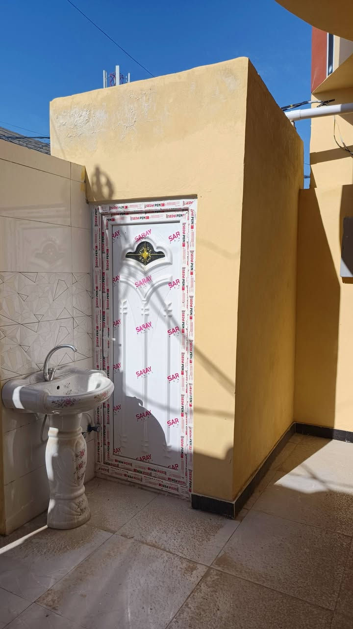 سلام عليكم 100متر للبيع بناء طابوك صب كونكريت يحتوي على غرفه او صاله وستقبال شارع المطار بشارع علكم بشارع حاتم الخير نهايت المقرنص  ***********
