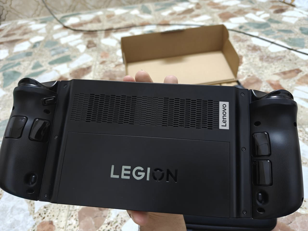 السلام عليكم، جهاز لينوفو ليجن كو (Lenovo Legion Go) نسخة الـ 1 تيرا، الجهاز نظيف جداً

مسويله مود بطارية ومشدودله بطارية سعة 81wh، يعني شحن يمشيك فترة أطول من نسخة الشركة العادية، وعمر البطارية 100% وعدد دورات الشحن 21، وحتى الكيم باس ال3 اشهر موجود وياه ما مفعل تكدر تفعله

الملحقات الي وية الجهاز

الجهاز يجي وياه كامل غراضه الأصلية الكارتونة مالته، الشاحنة الأصلية، الجنطة الي تجي وياه من الشركة

الملحقات الإضافية

كفر حماية (Protective case)، ومسكة إضافية (Grip).

مسكات لليد (Comfort Grips) 

 لاصق الشاشة من شركة JSAUX

مثبت عليه سبع العاب مكركة

Call of Duty - Modern Warfare 2019

Crash Bandicoot 4 

Ghost of Tsushima

Reanimal

Uncharted Legacy of Thieves Collection

SP Football Life 2026

سعر الجهاز 875 الف.


**إذا كنت صاحب هذا الإعلان وتريد حذفه لأي سبب، رجاءا أرسل رسالة إلى الدعم الفني**