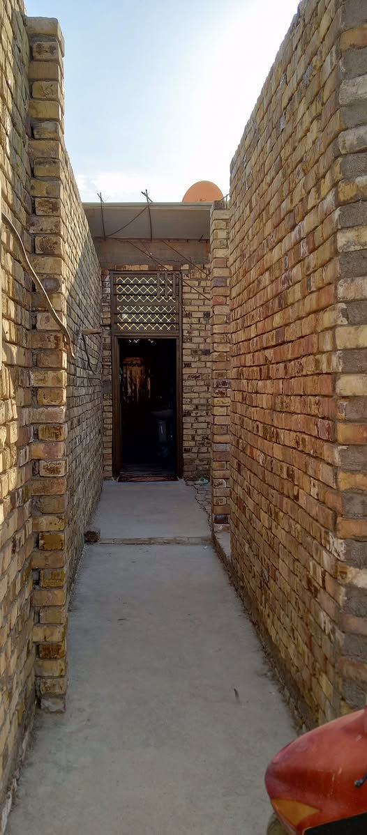 سلام عليكم بيت البيع مساحته 100نزال 20وجه 5 يحتوي على فرفه ومطبخ ومجمع صحيات دخل  وخارج البيت مزكوف عل نص الصاله ولكلدور مامزكوفات ابو غرق بهيثم الجبوري شارع 2 / ***********
