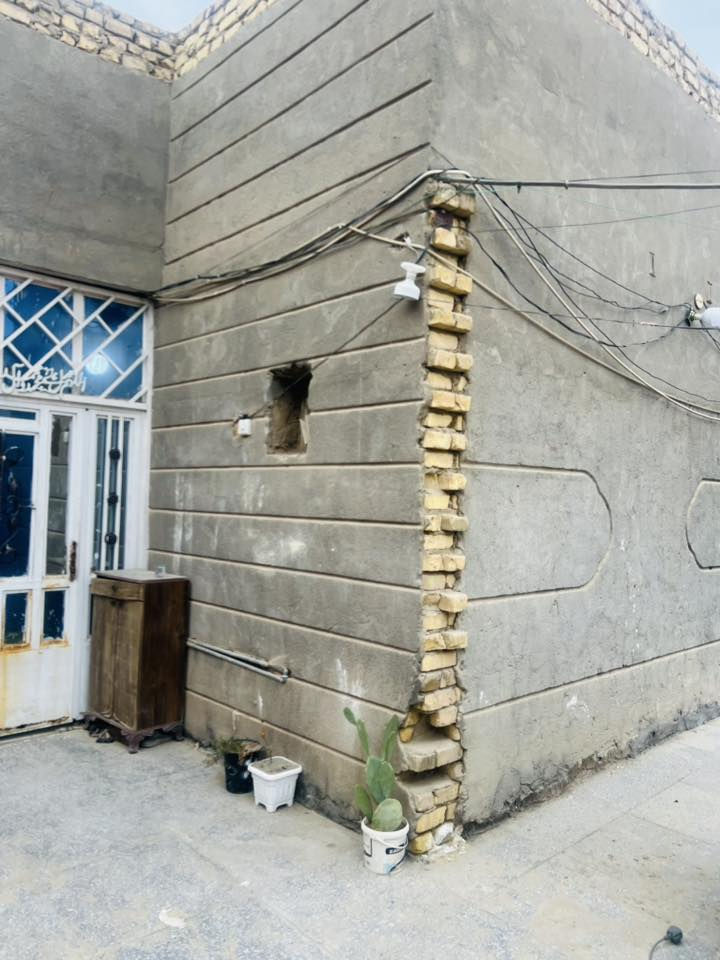 دار في حي أريدو طابو صرف 
بمساحة 200م في شارع مركز القلب 
قرب مجمع ابو زينب 
البيت عگاده يحتوي على غرفتين و صالة و مطبخ و مدخل و استقبال و صحيات و حمام 
البناء قديم ، ما عدى الاستقبال و المدخل و الصحيات و السياج الخارجي وسط 

السعر 230 مليون و قابل للتفاوض
الرقم للتواصل و الاستفسار :
***********
