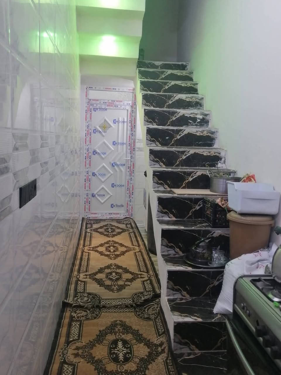 بيت للبيع مساحته 110 أمتار حي الانتصار شارع 30 مقابيل أسواق حسام تبليط وخدمات كامله سند ملك صرف طابو الزهور شرط التحويل
يتكون من غرفتين نوم وهول واستقبال ومطبخ ومشتملات وبيتونه

السعر 68 وبي مجال للتواصل الاتصال

***********
