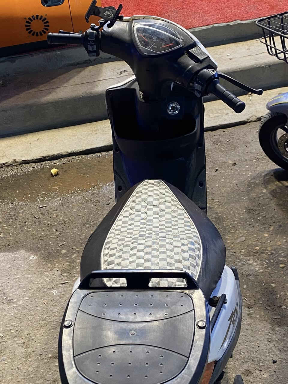 سلام عليكم
ماكس عدله مكينه جدا ناعمه 

دراجة كامله سلف هندر اشاير هورن عينه كيج بانزين كيلو متر صطاب رماش لايت عالي ناصي 
مكاني شط العرب تنومه 
سعر 700 بيها مجال بسيط للشراي 

واتساب ***********
