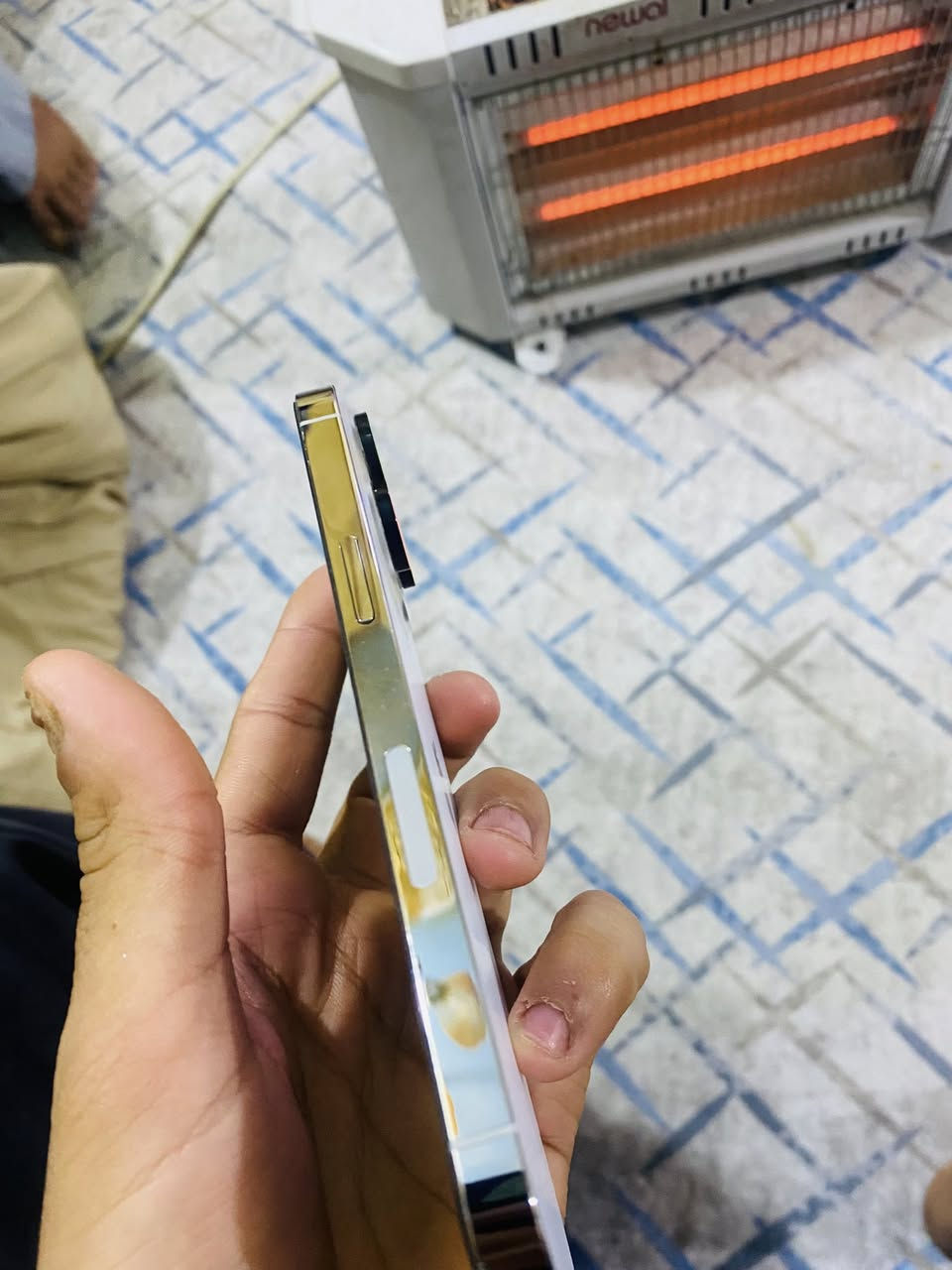 السلام عليكم 13برو مكفول كفاله عامه نضافه 99‎%‎ ذاكرة 512 بطاريه 97الاصليه غير مستبدله ولا مرفعه فيس ايدي كامرات شغال الجهاز كارتونه وملحقاته موجوده وتر بروف الجهاز السعر 560 وبي مجال بيع او مراوس بأيفون فقط ايفون فقط مامتواجد على الفيس ***********
