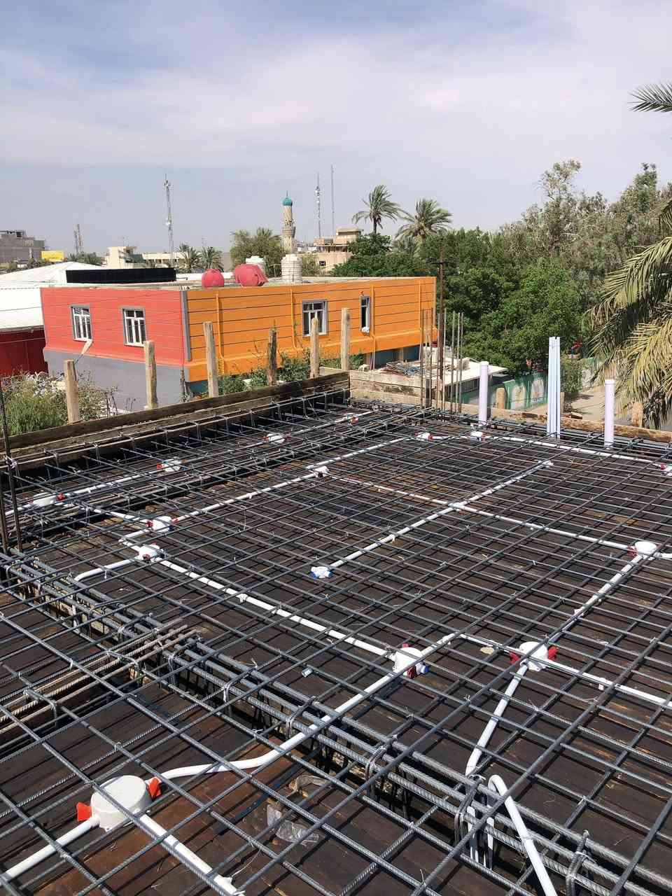 🏗️ تم الإنجاز بحمد الله: مشروع مبنى استثماري وتجاري متكامل (4 طوابق)
الموقع📍: بغداد / حي الجامعة / قرب المدرسة التركية

تعلن شركة البروج للمقاولات والاستثمار العقاري عن إنجاز أحد مشاريعها العمرانية الحديثة بالكامل، والذي تم تنفيذه وفقاً لأعلى المعايير الهندسية والمواصفات الإنشائية المعتمدة التي تضمن المتانة والاستغلال الأمثل للمساحات الاستثمارية.

🧱 المواصفات الفنية والإنشائية للمشروع:

 النظام الإنشائي: تم تنفيذ البناء بالاعتماد الكامل على (النظام الهيكلي) ، والذي يرتكز على صب الأعمدة أولاً، يليه صب السقوف، ومن ثم المباشرة بأعمال التقفيل (الجدران) بالطابوق، مما يضمن أعلى درجات الأمان،  وتوزيع الأحمال الإنشائية بمثالية عالية.

 المساحة الإجمالي للأرض: 135 متر مربع.

 عدد الطوابق: مبنى متكامل يتكون من (4) طوابق بتصميم عمودي حديث 

📐 التخطيط الداخلي والتوزيع الهيكلي للبناية بعد الإنجاز:

 الطابق الأرضي: تم استغلاله  على شكل (محل تجاري واسع للاستثمار/الإيجار) بموقع حيوي.

 الطوابق العليا: صُممت ونُفذت على شكل (شقق سكنية مستقلة) بمساحة 135 متر مربع لكل شقة.

⚙️ التصميم الداخلي لكل شقة:

 (3) غرف نوم واسعة.

 صالة استقبال وجلوس عائلية.

 مطبخ متكامل.

 مجموعات صحية وخدمات عامة.

💼 مسؤولية الشركة والتزاماتنا:

1-الالتزام بالمعايير: تطبيق أعلى معايير الجودة المتينة في البناء (الإنشاء الهيكلي) والتشطيب الخارجي والداخلي.

2- الجدول الزمني: تسليم المشاريع في الأوقات المحددة والمفروضة دون أي تأخير.

3- الحلول الاستثمارية: تقديم حلول تصميمية وإنشائية تستغل المساحات بكفاءة عالية لتحقيق أفضل استغلال تجاري وسكني.

4- ضمان حقيقي: توفير فترة صيانة مجانية لمدة سنة كاملة من تاريخ تسليم المشروع لضمان راحة بال عملائنا.

5- التصميم مجاناً: عند الاتفاق والتعاقد مع شركتنا لتنفيذ مشروعك القادم (السكني أو التجاري)، ستحصل على (خريطة البناء الكاملة + تصميم الواجهة ثلاثي الأبعاد 3D مجاناً) كهدية من الشركة لضمان رؤية تفاصيل مشروعك قبل البدء بالبناء.

للتواصل مع القسم الهندسي أو للاستعلام عن خدمات التنفيذ والمقاولات، يرجى الاتصال عبر الأرقام التالية:
📞 ***********
📞 ***********
#شركة_البروج #تم_الإنجاز #بناء_هيكلي #حي_الجامعة #مشاريع_تجارية #مشاريع_سكنية #استثمار_عقاري #مقاولات_بغداد
