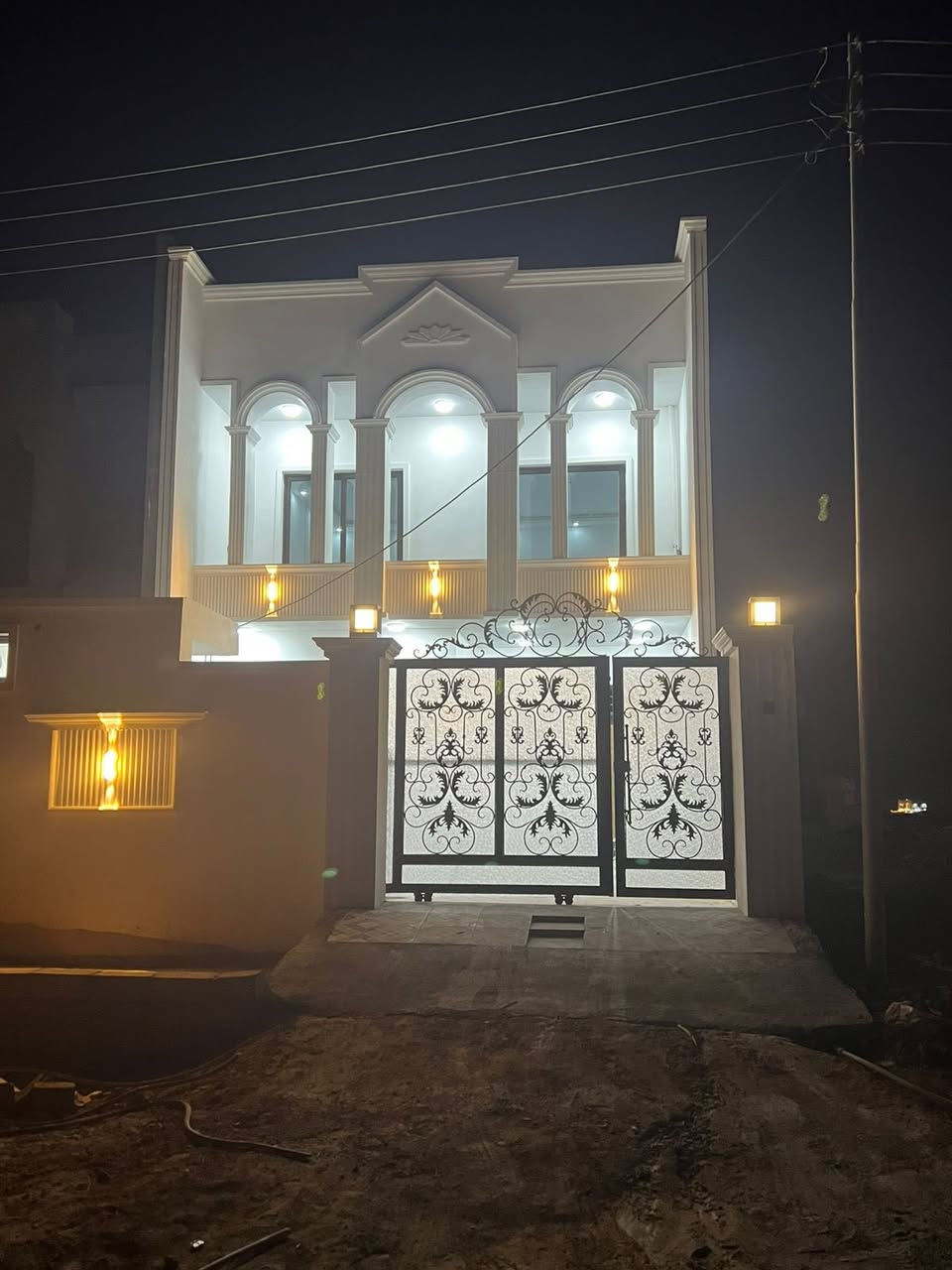 دار للبيع ب 10 تالف 225 متر واجه 7 ونص نزال 30 البيت 6 غرف نوم صاله استقبال مطبخ البيت شغل درجه اولا السعر 145 وبي مجال ***********
