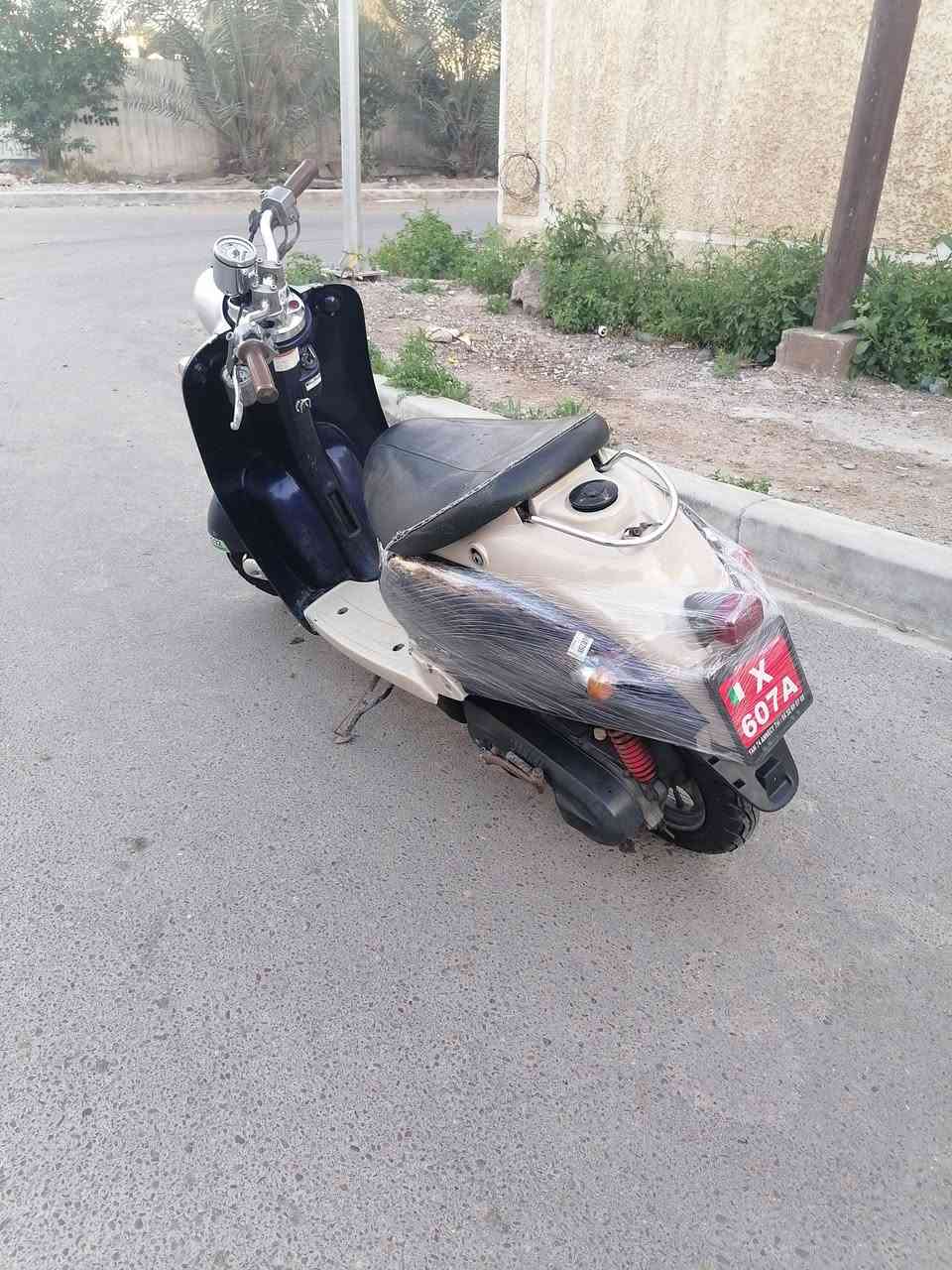 السلام عليكم دراجة كلاسك للبيع نثيه شلعة معدل حلوة كهربائية شغالة أوراق بيها محرك ناعم سكن بغداد بنوك سعر ٣٠٠ الف وبيها مجال قليل شراي الاتصال ***********
