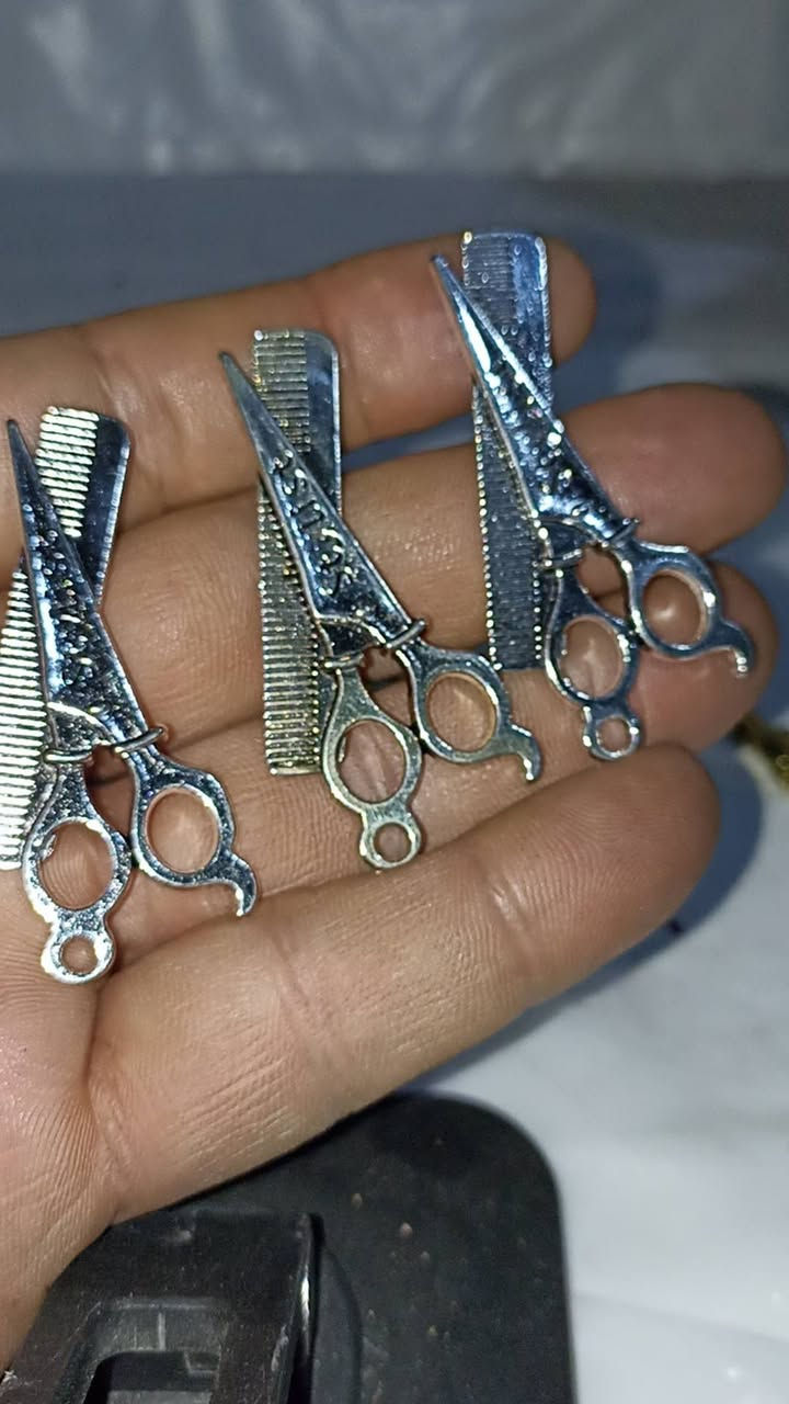 بسم الله الرحمن الرحيم 
الحجز برقم التليفوووووووووووووووووووووووون 
دي عليقه معدن طيله فضه وعليقه معدن طيله نحاس اي شكل من اللي قدامك ده اذا كان عده الحلاقه او اذا كان الطبنجه العليقه دي القطعه ب 10 جنيه وعرض خاص اي ثلاثه ب 25 جنيه
الحجز برقم التليفون والتسليم يوم السبت عند سينما ديانا في وسط البلد في قهوه الفنانين من الساعه 11:00 الظهر الى الساعه 10:00 بالليل باذن الله 
01097346233
01020701920


**إذا كنت صاحب هذا الإعلان وتريد حذفه لأي سبب، رجاءا أرسل رسالة إلى الدعم الفني**