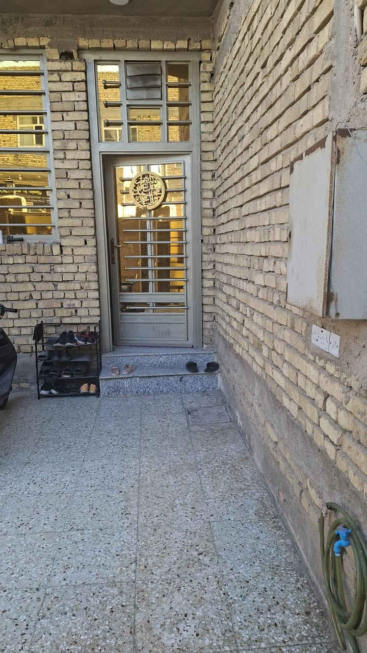 السلام عليكم بيت البيع المكان زين القوس شارع المله الرئيسي المساحه ٢٠٠ متر طابقيق بناه حديث الطابق الاول كراج سياره مطبخ استقبال وهول وصحيات خارجيه وداخليه وغرفتين نوم ومناور اثنين والطابق الثانيه اربع غرف نوم وصحيات البيت كامل من كلشي سعر البيت ١٨٥ اتصل وستفسار ***********او***********
