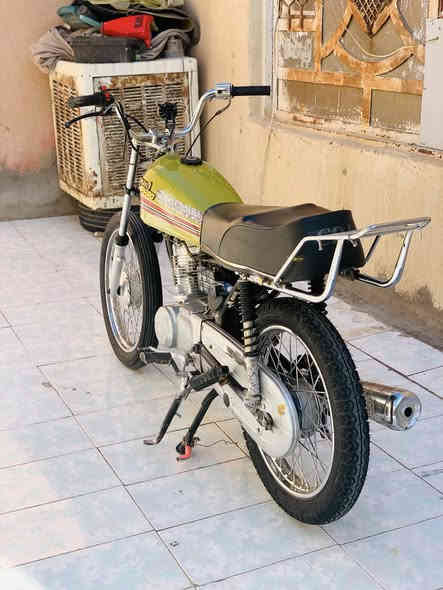 السلام عليكم شباب 
دراجه للبيع تعمير 25 مكينه 22 لا تبخير ولا تنقيص كلك كلك كهربائيات كله شغاله لايت هورن باتري جوزه توني شادهن السعر 375 وبيه مجال قليل المو شراي لا يراسل
المكان الفهود تقاطع سيد يوشع للاتصال ***********.
