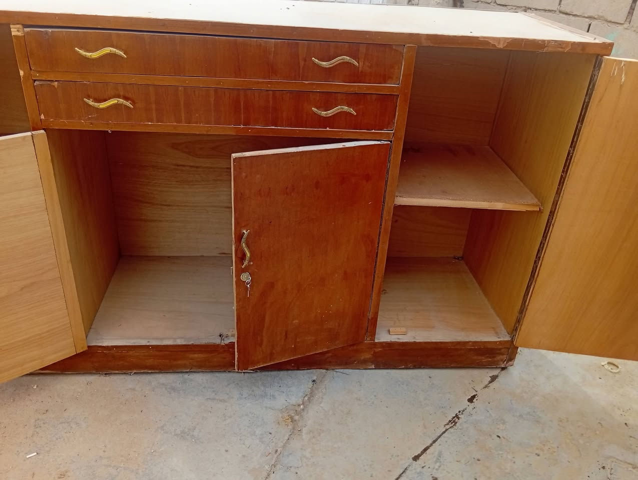 بوفيه تسكام متو ونص نضيفه سعر خاص العنوان حله مركز مدينه ***********
