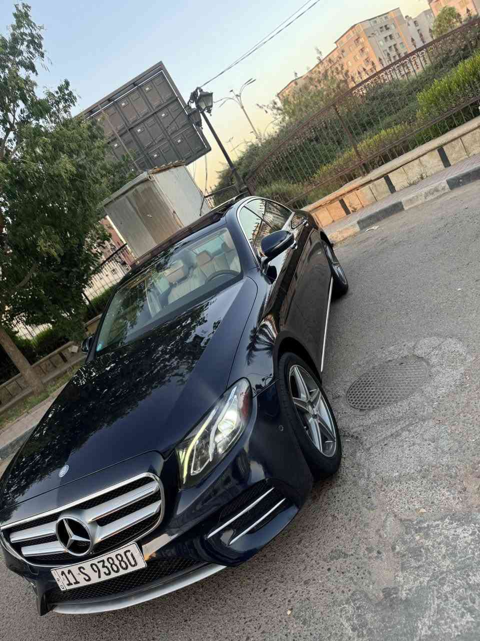 للبيع مارسدس  E300 موديل 18 حادث بسيط بدون ايرباك ضمان دولي بصمتين رقم بغداد حرة باسمي هزة جديدة مواصفات:
بانوراما 
داخل جلد ابيض + صاج ملكي
شاشة+ كامرا دوارة
داخل انارة متغير 64 لون + انارة تبريد
كشنات خزن ميموري ثنينهن + كهرباء
تدفئة كشنات
سيتم صوت BURMESTER
حساسات ٣٦٠ درجة
دبل ماوس تحكم
انارة داخلية led
رادار جانبي + نقط عمياء
رادار امامي + تحديد مسار
نظام Auto park
نظام Auto stop
مودات قيادة(eco,comfort,sport,custom)
جنطة كهرباء
وباقي المواصفات المعروفة والسيارة جديدة وكاملة مكملة اي نقص مابيهة (صفر مسج) وماشية ٦٠ الف وحادثهة كلشي بسيط جاملغ وبنيد ومبدلات اصليات نفس اللون بدون صبغ بدون دواخل وايرباك  وصور الحادث موجودة عندي عالخاص والسعر 25,500$ للاستفسار ***********
