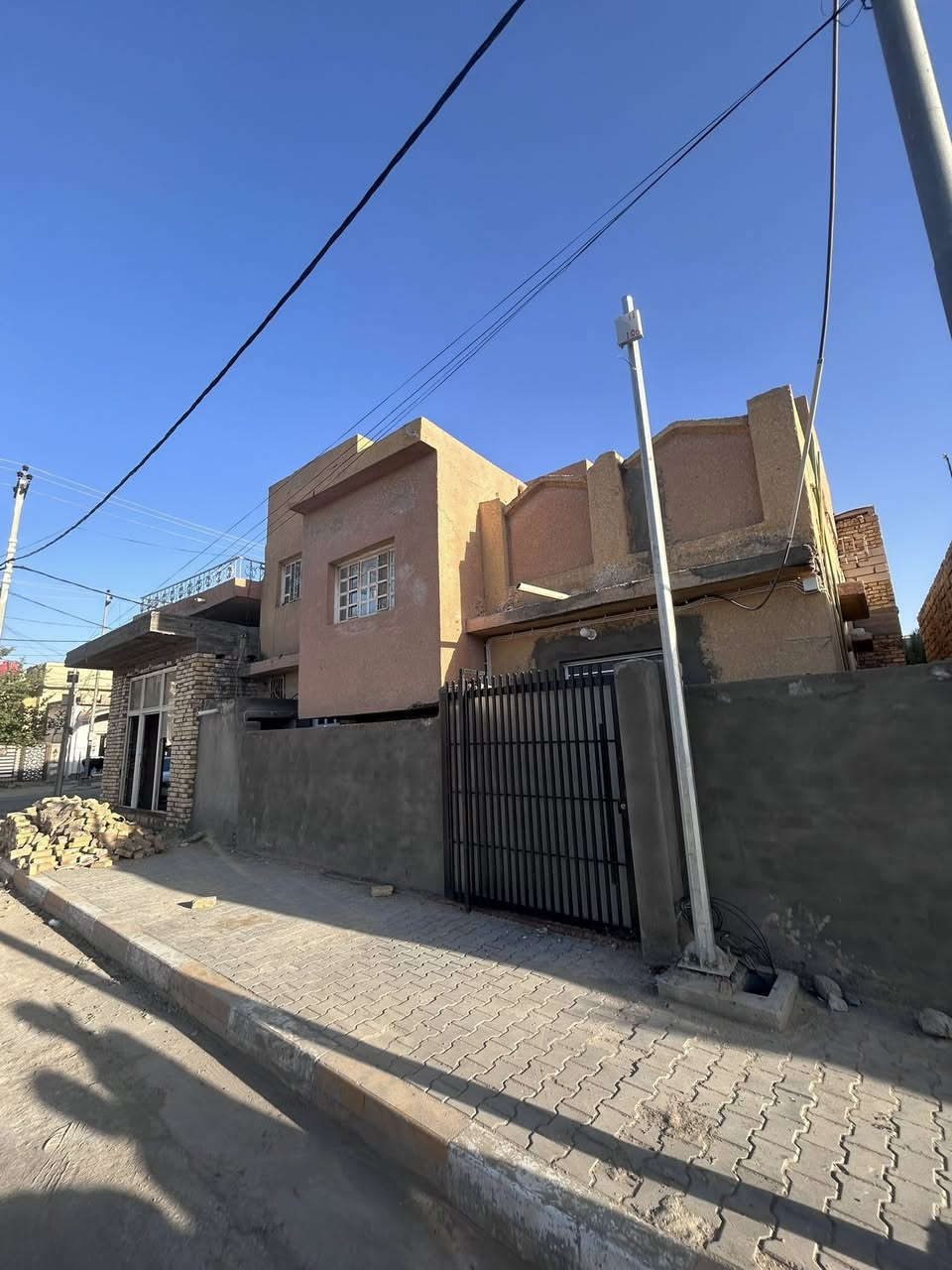 بيت للبيع في الحي العسكري الاول ركن
المساحه —-150 طابقين 

المحتويات
محل تجاري
ثلاث غرف
صحيات
حمام
مطبخ
بيت ترميم جديد 
 
موبايل ***********
