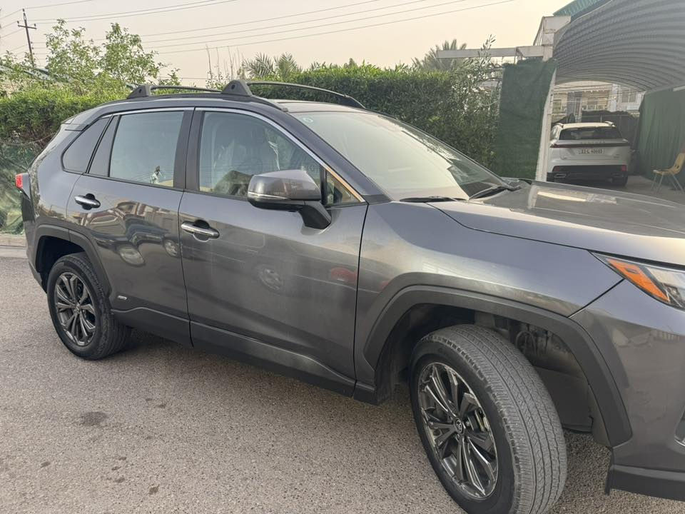 للبيع: تويوتا راف فور LIMITED HYBRID 2023 - وارد أمريكي
المواصفات والتميز:

• الفئة: Limited (أعلى صنف في الراف فور).

• المحرك: هايبرد (اقتصادية جداً وعزم قوي).

• الموديل: 2023.

• الممشى: 63 ألف ميل

• الرقم: بغداد

• اللون: رصاصي (سلفر) مميز،

تفاصيل الضرر:

• الحادث جانبي بسيط (بابين فقط).

أبرز الإضافات (فول مواصفات 1/1):

• شاشة JBL الكبيرة الأصلية مع نظام صوتي فاخر.

• عداد ديجيتال بالكامل وكاميرا خلفية وحساسات.

• فتحة سقف، كراسي جلد (تدفئة وتبريد).

• نظام دفع رباعي (AWD) ورادارات أمامية وجانبية.

• بصمة تشغيل، صندوق كهرباء، وأنظمة أمان متطورة (تحديد مسار ومانع تصادم).

📍 الموقع: بغداد.

📞 للتواصل والاستفسار: ***********
