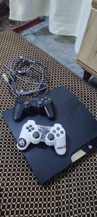 بلي3 نضيف مستخدم شي قليل كارتونه ويا البيع السعر 100قفل 07882997704