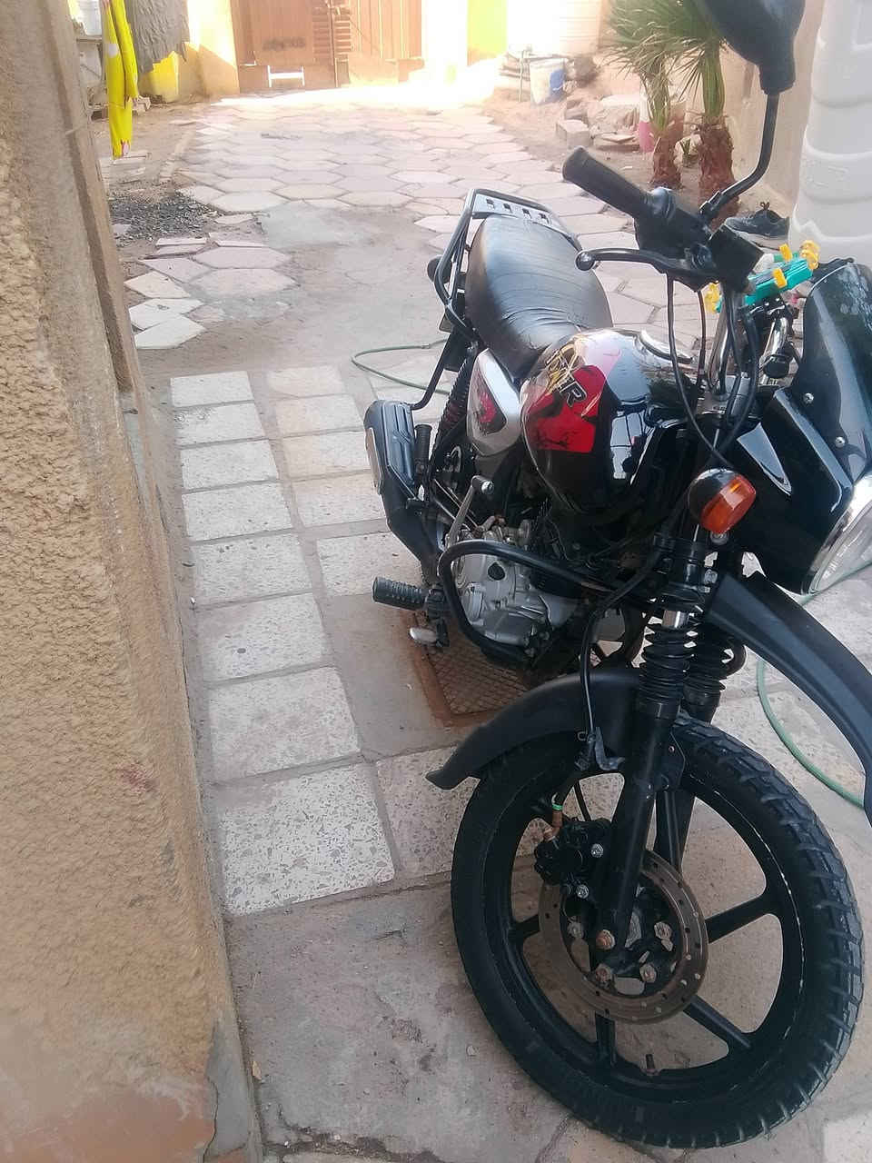 السلام عليكم دراجه للبيع بوكسر موديل 2022 رقم وسنويه تنهتي السنويه ب2028
السعر :1750 
رقم تلفوني : *********** 
للبيع مستعجل
