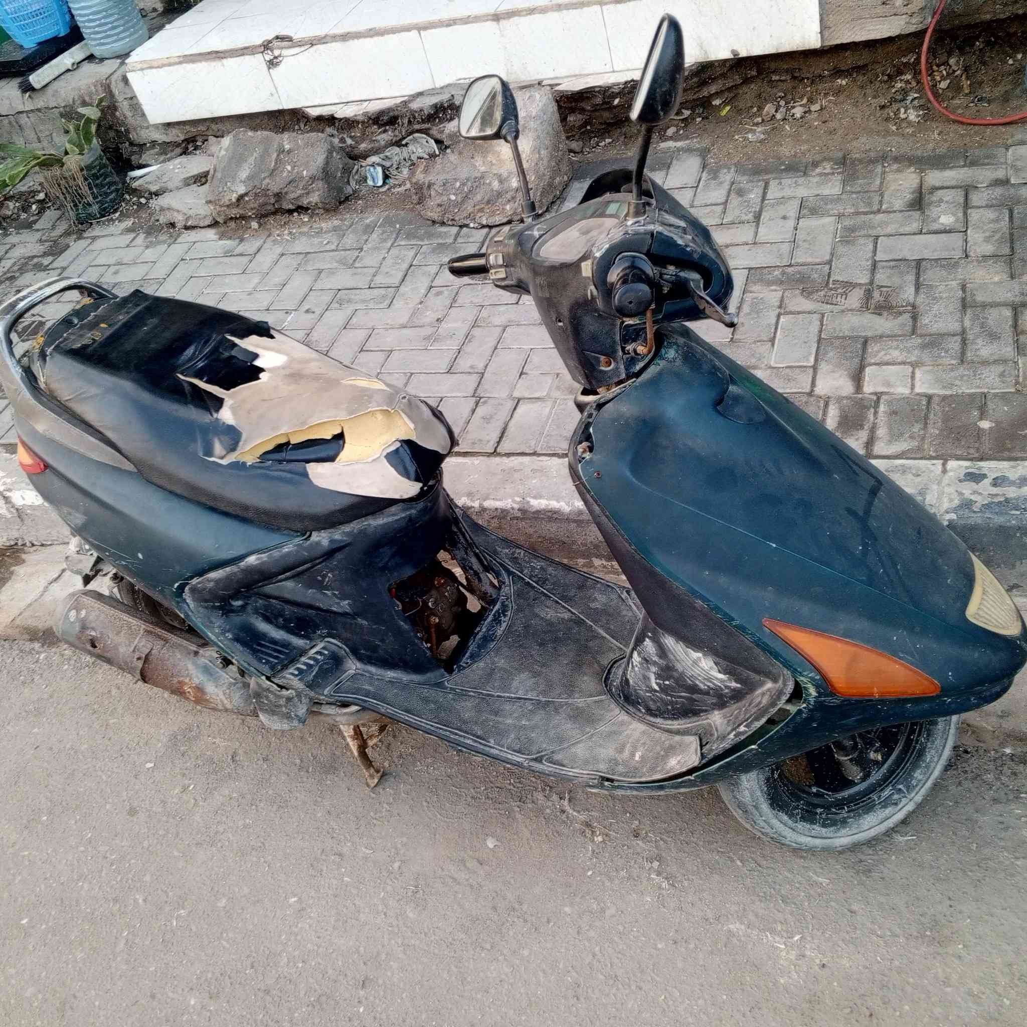 سلام عليكم دراجه فراشه للبيع بيه خيط تبخير دراجه دكه هندر لايت شغال وسلف رايدله باتري سرعه حلوه السعر 300الف وبيه مجال للشراي مكاني كرمت علي رقم الهاتف ***********
