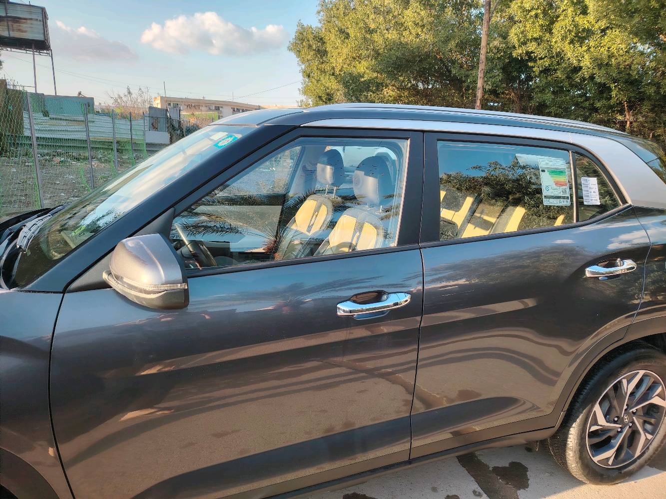 سيارة هيونداي كريتا، بحالة ممتازة، جاهزة للبيع. تصميم خارجي عصري وجذاب مع لون أسود أنيق. الداخلية فخمة مع مقاعد مريحة ولوحة تحكم حديثة. مثالية للعائلات أو للاستخدام اليومي.