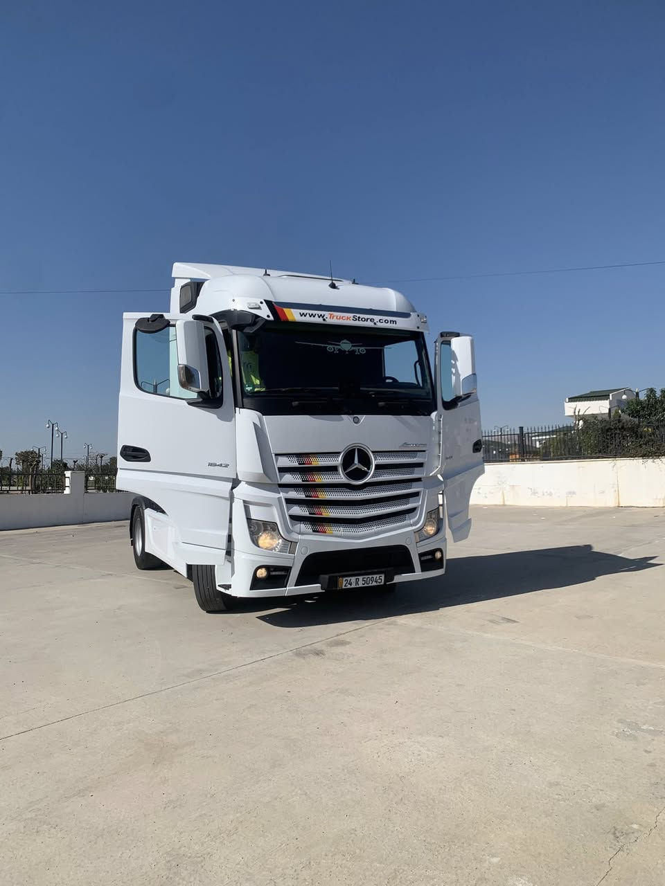 وحش جانبو بس راس للبيع حجم 1842 حجم محرك 417 حجم كير 211 ماشية 800 الف كم سيارة فول كاميرة و حساس و اسپايدر و بدون صبخ للاستفسار اتصال على هذا رقم *********** واتساب موجود
