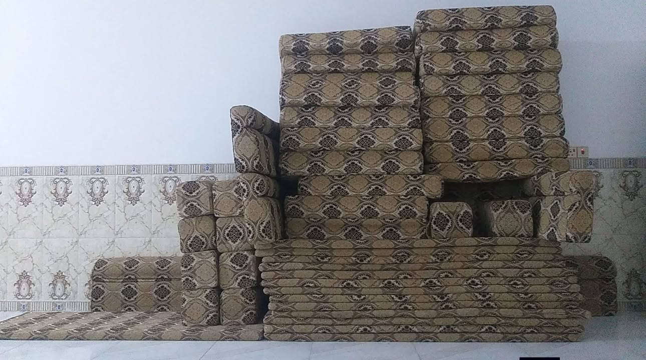 ديوانين كويتي نفس اللون مستخدم للبيع نظيف الوجهين الاصلي يتكون من
١٠ تكيات 
١٤دواشك 
٣زوايا اركان 
٢٢مسند ظهر 
يفرش مساحه كبيره أو مضيف ديوانية ١٣ ب٤
*********** اتصال 
*********** واتس 
مكاني الشطرة
